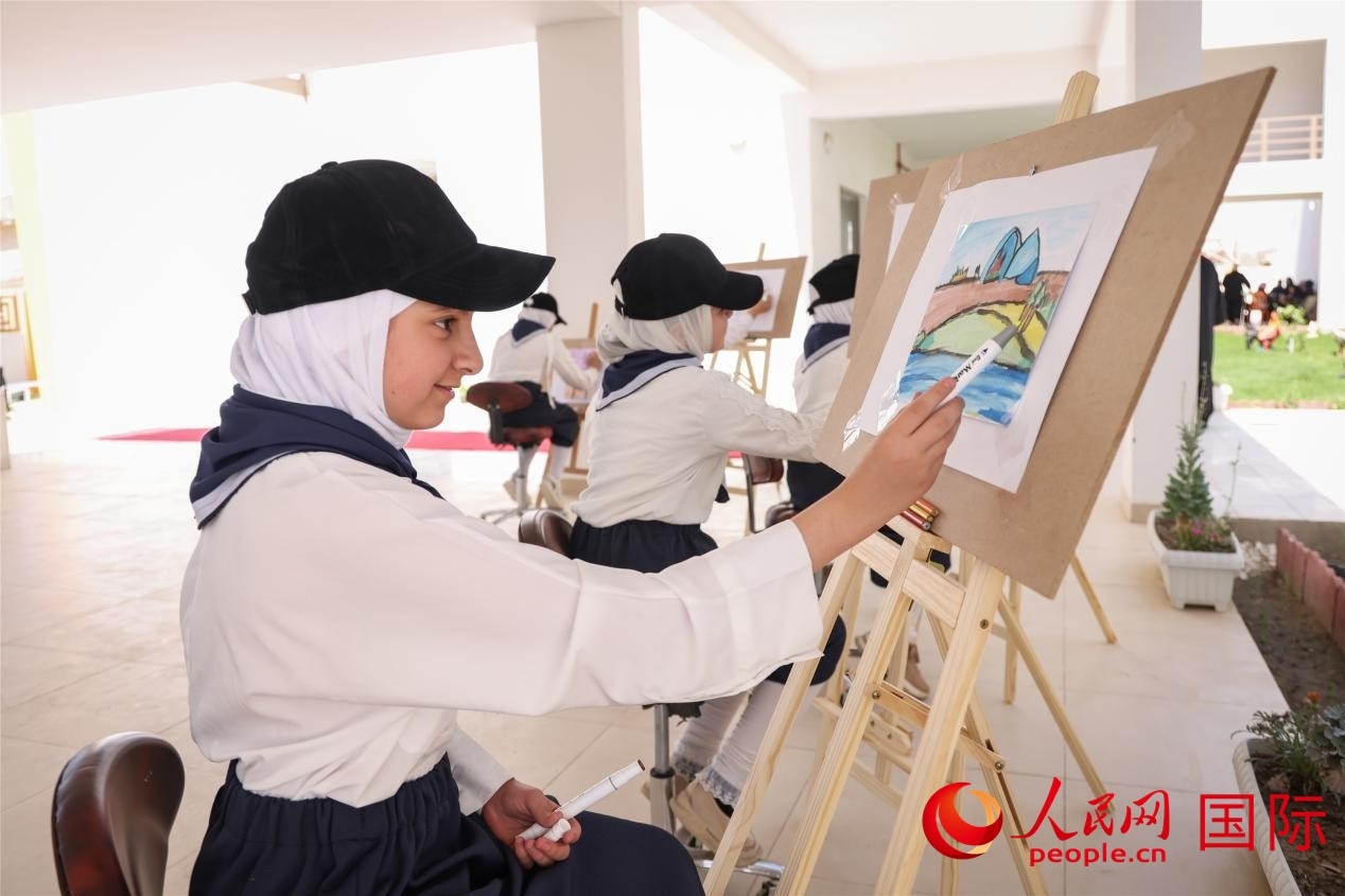 圖為阿爾·圖拉女子學(xué)校學(xué)生在上美術(shù)課。人民網(wǎng)記者 薛丹攝