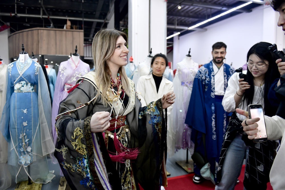 2025年4月8日，參加曹縣漢服文化節(jié)的意大利嘉賓卡米拉在試穿漢服。新華社記者郭緒雷 攝