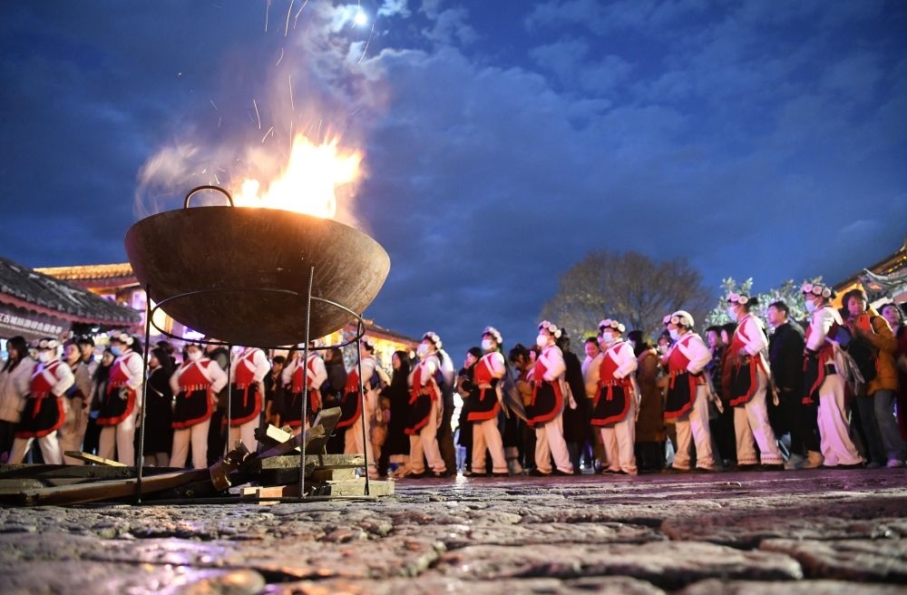 2025年1月11日，游客和居民在麗江古城打跳游玩。（趙慶祖攝）