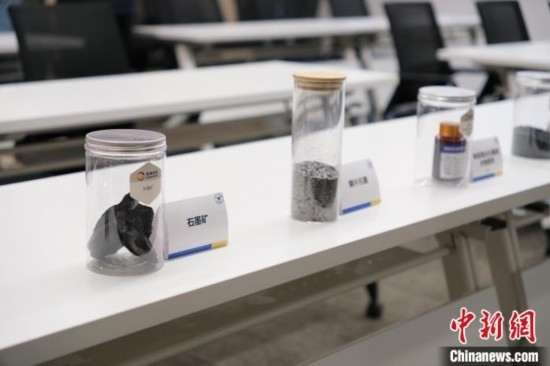 5月20日，浙大高分子科學與工程學系內擺放著石墨礦等。 曹丹 攝