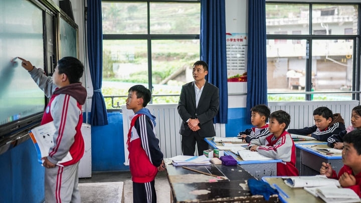 2024年11月21日，在地處烏蒙山區(qū)的貴州省六盤水市水城區(qū)亮巖小學(xué)，學(xué)生在供暖的教室內(nèi)學(xué)習(xí)。新華社記者 陶亮 攝