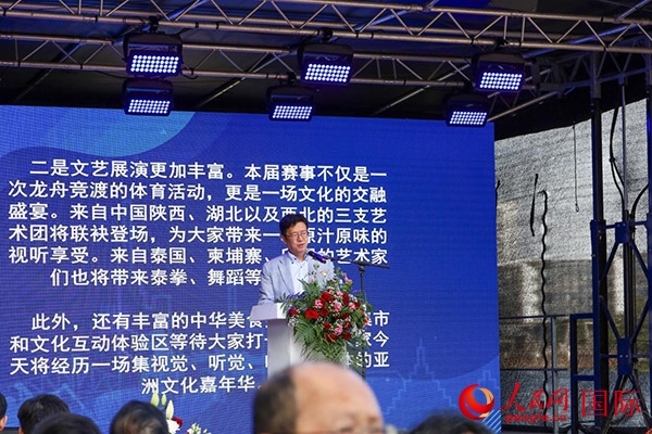 中國駐法蘭克?？傤I(lǐng)事黃昳揚在致辭中對龍舟賽表示熱烈祝賀。人民網(wǎng) 依琳攝