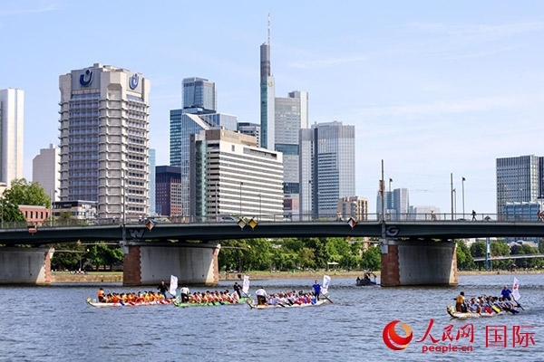 龍舟賽隊伍奮力揮槳、破浪前行。人民網(wǎng) 依琳攝