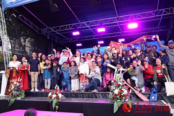 獲獎選手們上臺領(lǐng)獎并合影留念。人民網(wǎng)記者 劉仲華攝