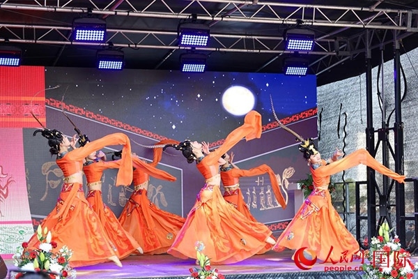 美因河畔的舞臺上中國傳統(tǒng)舞蹈精彩上演。人民網(wǎng) 依琳攝