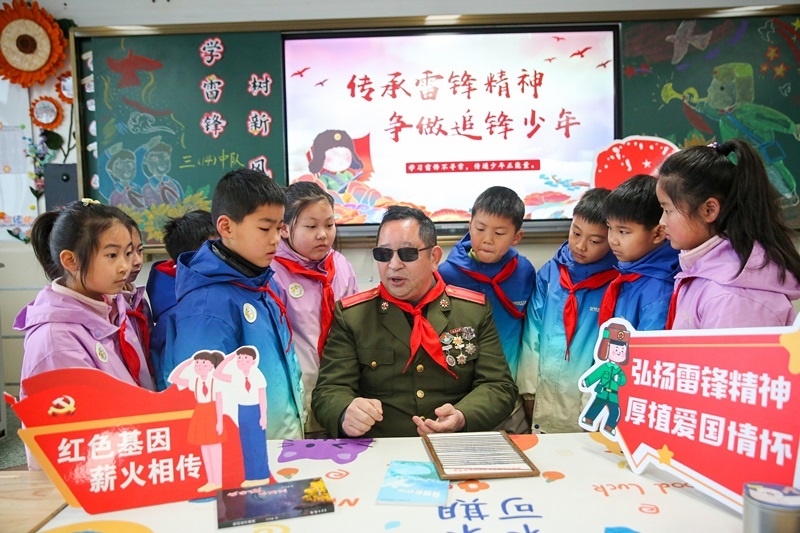 2025年3月3日，江蘇南通如皋市安定小學(xué)里，傷殘軍人許波銀在思政小課堂上向?qū)W生講述雷鋒故事。