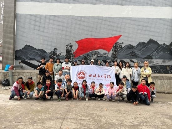“行動(dòng)中的課堂：探尋茶馬古道紅色印記”工作坊與當(dāng)?shù)匦W(xué)生共同創(chuàng)作主題壁畫。