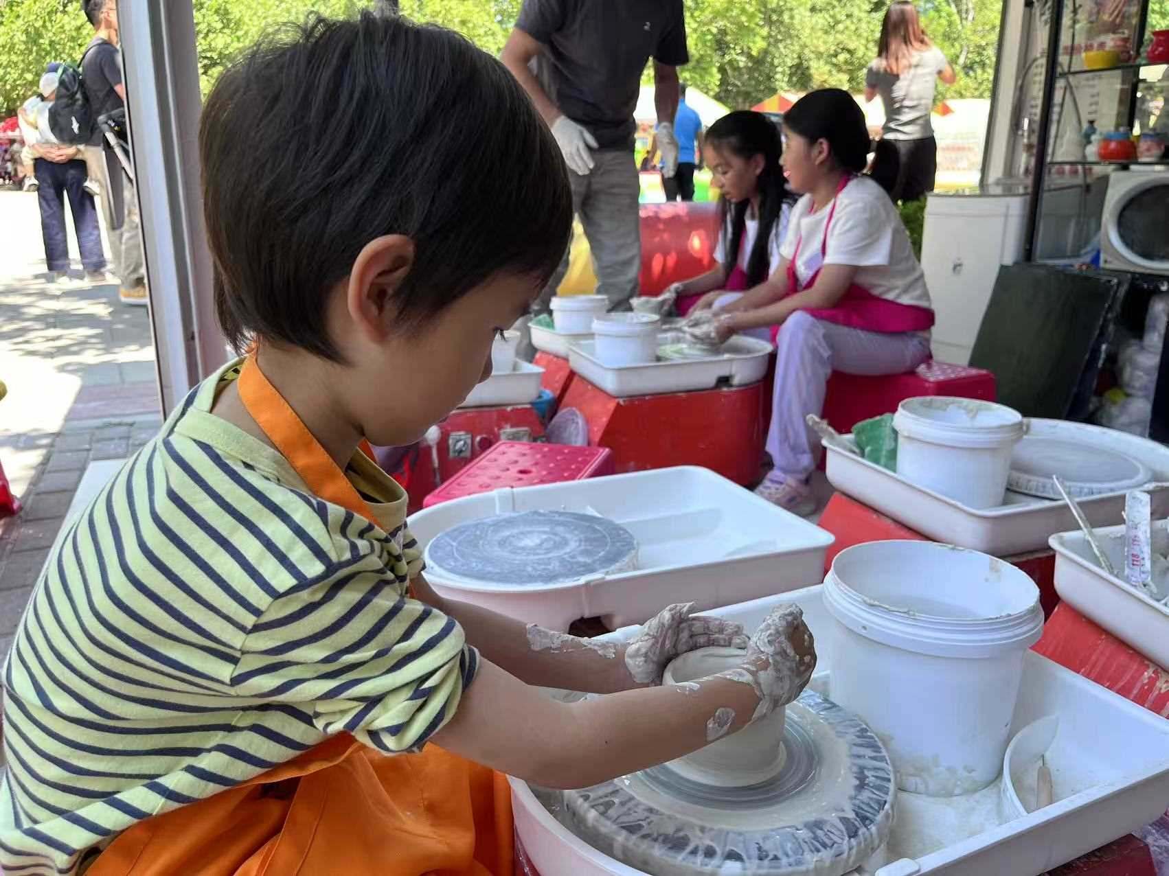 “小”游客在體驗陶藝制作。人民網(wǎng)記者 李楠樺攝