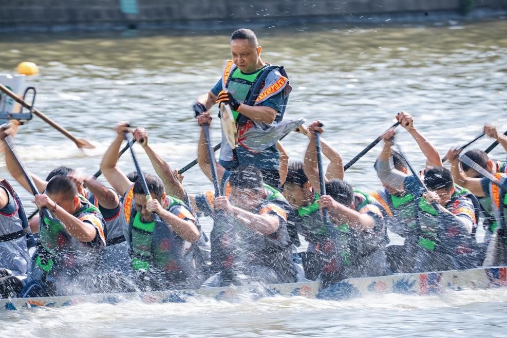 2025年5月27日，浙江寧波云龍鎮(zhèn)，首屆“我們的節(jié)日?端午看云龍”農(nóng)民龍舟邀請(qǐng)賽舉行。（圖片來(lái)源：視覺中國(guó)）