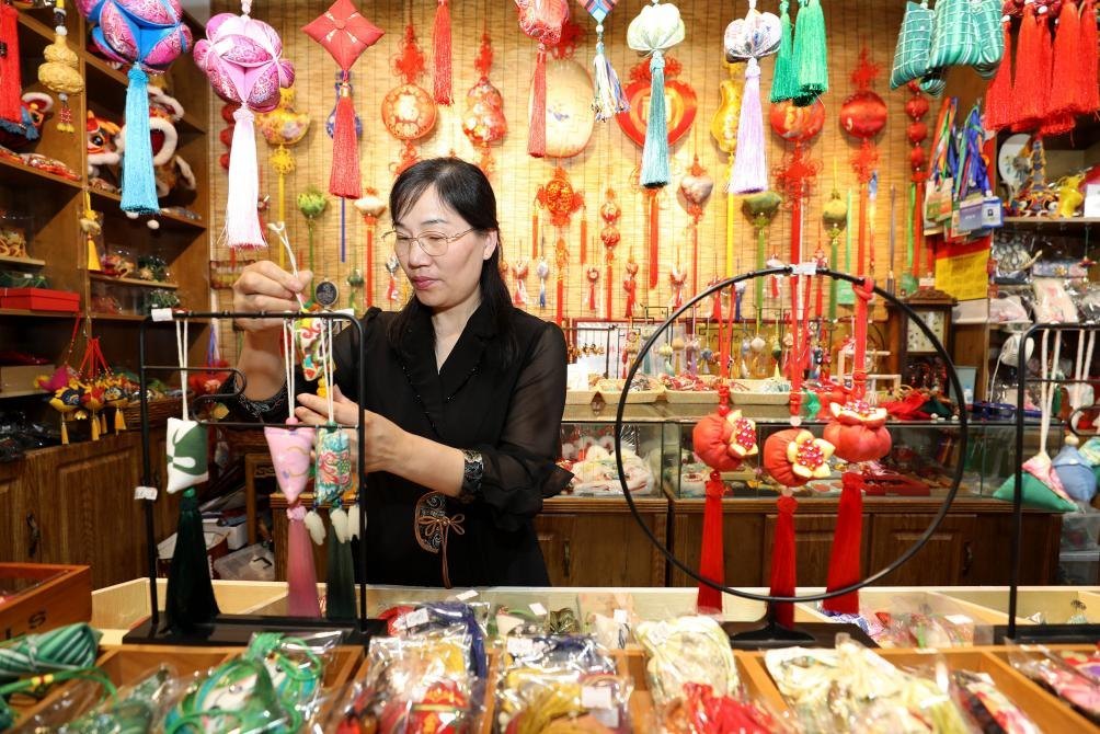 2025年5月25日，安徽省淮北市，非遺香包上貨架。（圖片來(lái)源：視覺中國(guó)）