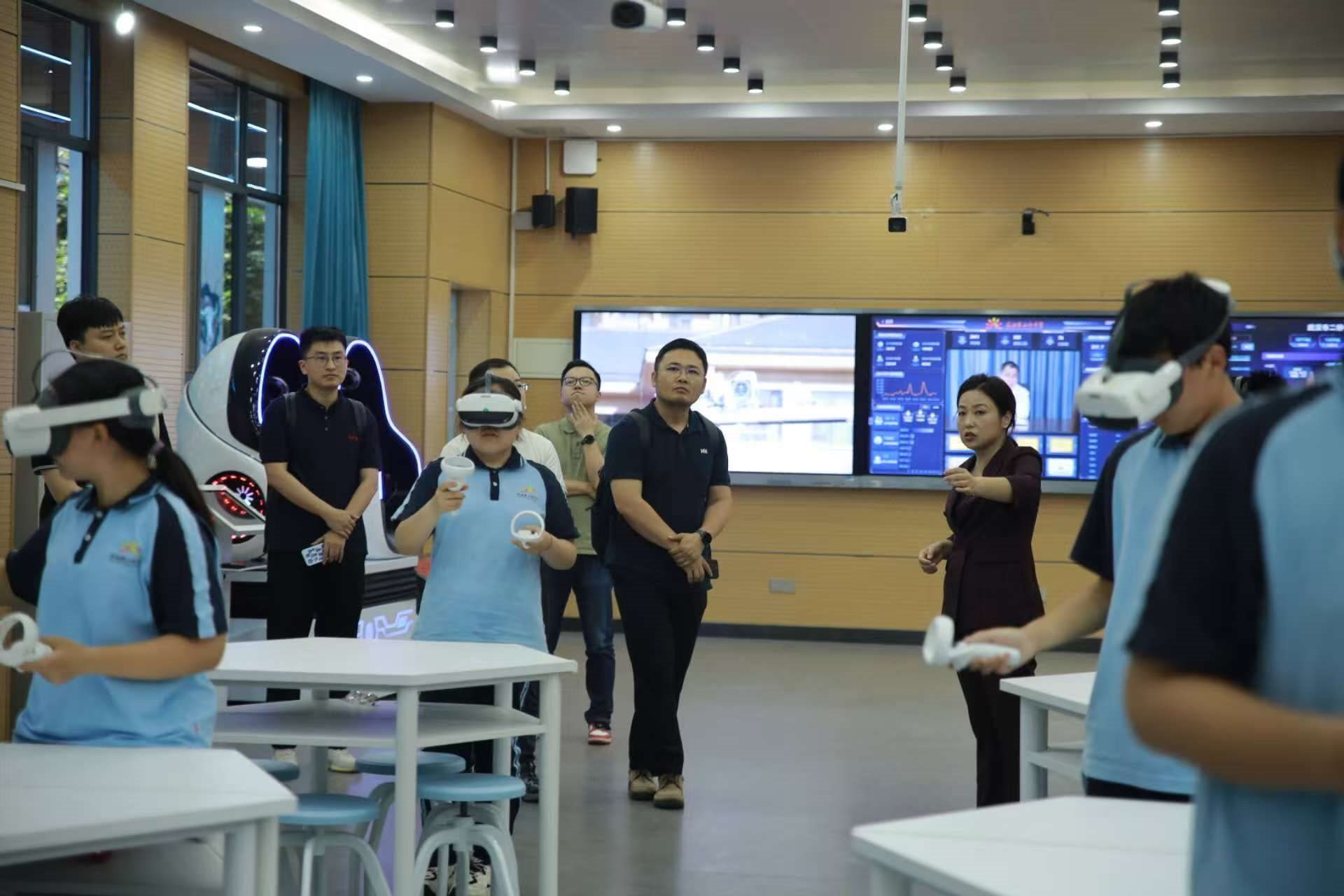 二橋中學(xué)學(xué)生在應(yīng)用VR設(shè)備學(xué)習(xí)。主辦方供圖