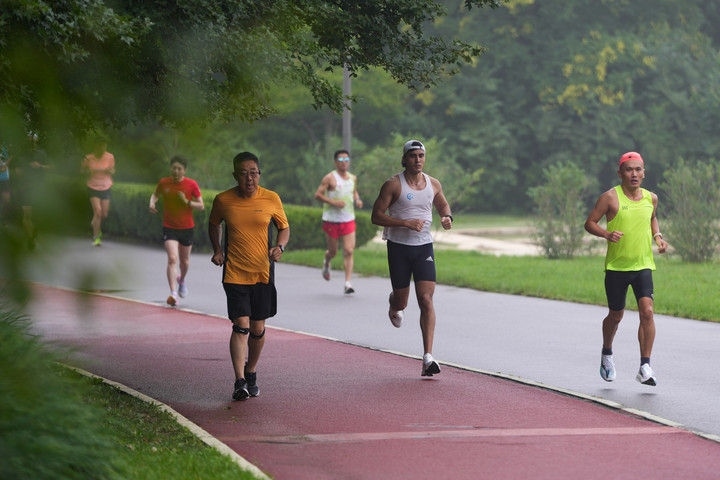 2024年7月14日，市民在北京中軸線延長(zhǎng)線上的奧林匹克森林公園運(yùn)動(dòng)鍛煉。