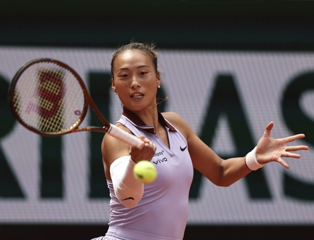 6月1日，鄭欽文在比賽中回球。新華社記者 李京 攝