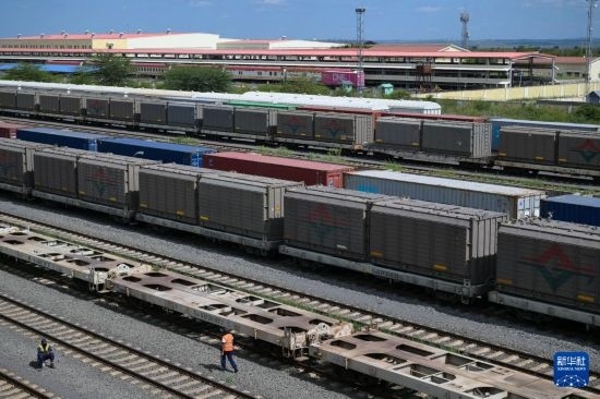 5月31日，在蒙內(nèi)鐵路內(nèi)羅畢站到發(fā)場，鐵路工人在鐵道旁巡檢。新華社記者 楊光 攝