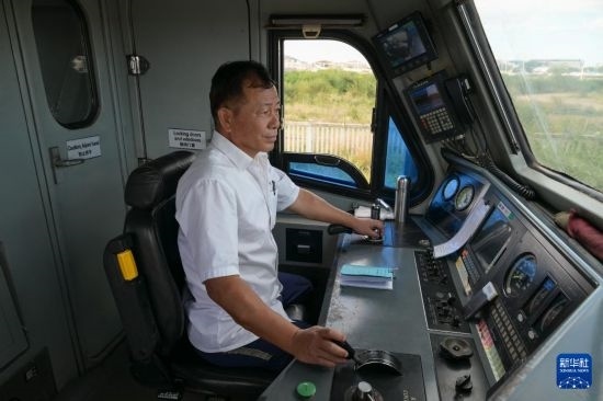 5月31日，在蒙內(nèi)鐵路內(nèi)羅畢站，機車駕駛員蔣立平在即將開往蒙巴薩的E2次列車上進行準備工作。新華社記者 楊光 攝