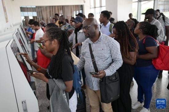 5月31日，在蒙內(nèi)鐵路內(nèi)羅畢站，乘客在自助取票機前排隊取票。新華社記者 楊光 攝