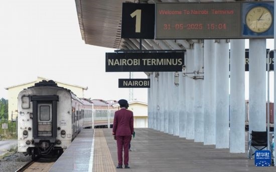 5月31日，在蒙內(nèi)鐵路內(nèi)羅畢站，工作人員目送開往蒙巴薩的E2次列車駛離站臺。新華社記者 李亞輝 攝