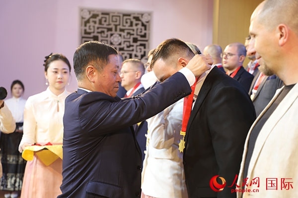 中國(guó)駐俄羅斯大使張漢暉為獲獎(jiǎng)?wù)哳C獎(jiǎng)。人民網(wǎng)記者 肖新新攝