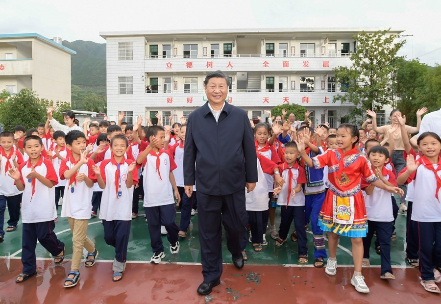 2020年9月16日，在湖南郴州市汝城縣文明瑤族鄉(xiāng)第一片小學(xué)，師生們簇?fù)碇?xí)近平總書記步出校園。新華社記者 李學(xué)仁 攝
