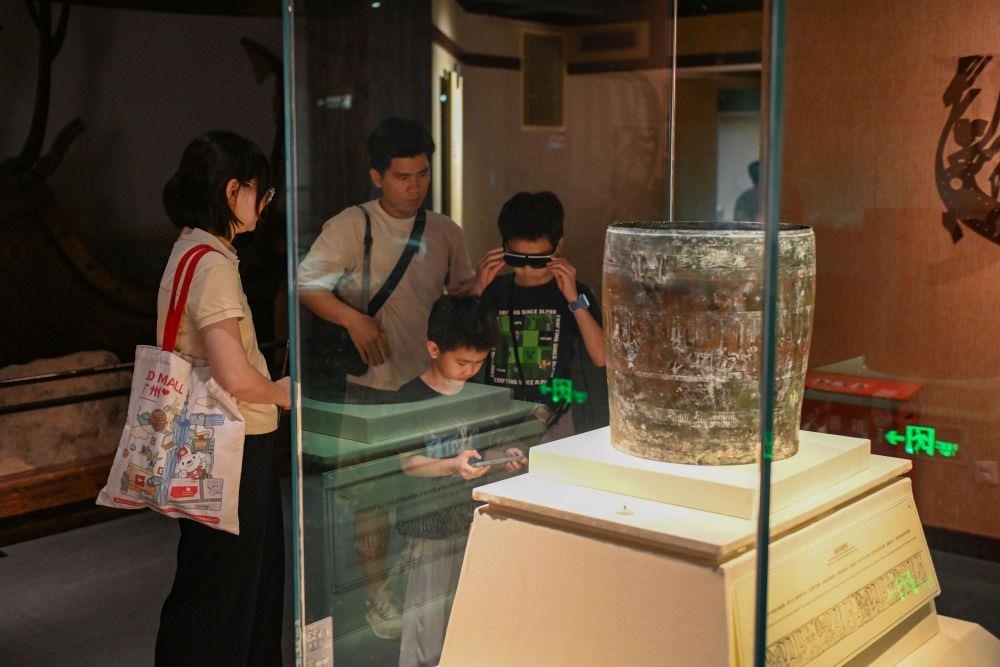 △2025年5月18日，游客在廣東廣州南越王博物院（王墓展區(qū)）體驗AR眼鏡智慧導(dǎo)覽服務(wù)。