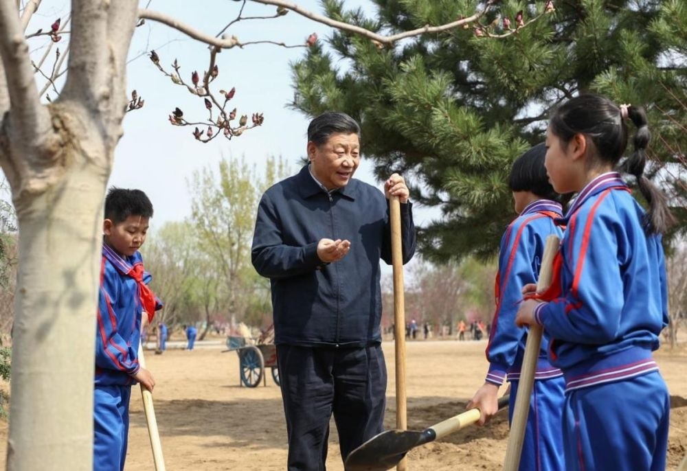 2019年4月8日，習(xí)近平總書記參加首都義務(wù)植樹活動。這是習(xí)近平總書記同少先隊(duì)員在一起。新華社記者 鞠鵬 攝