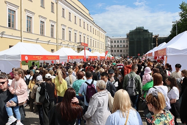 “茶和天下”·雅集活動(dòng)現(xiàn)場(chǎng)。中國駐白俄羅斯大使館供圖