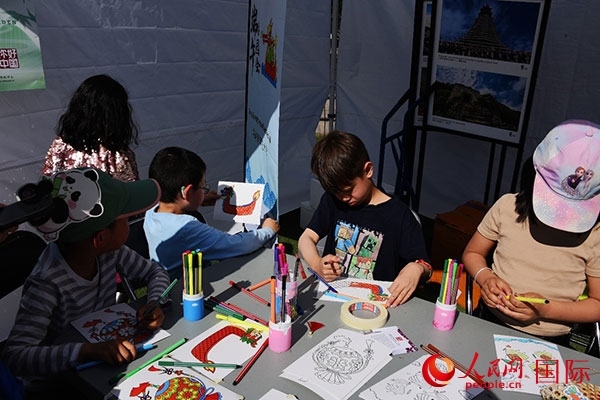 端午文化體驗—龍舟圖片填色。人民網(wǎng)記者 殷淼攝