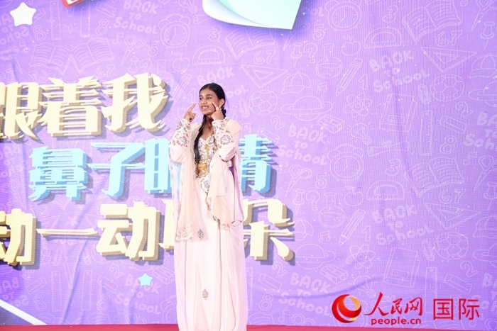 演唱中文歌曲。人民網(wǎng)記者任皓宇攝