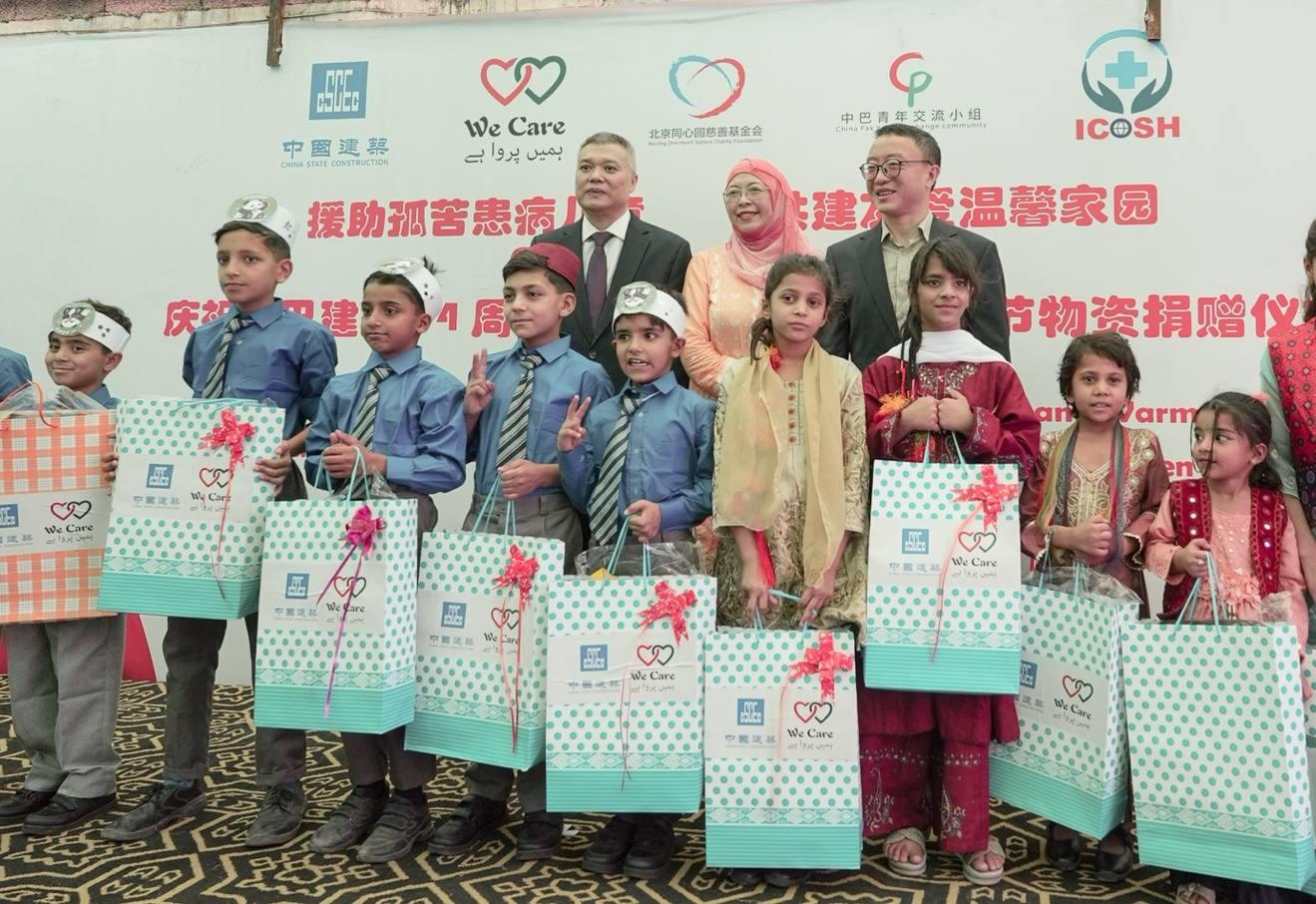 受捐孤兒在儀式上合影留念。瓦加斯·阿赫邁德攝