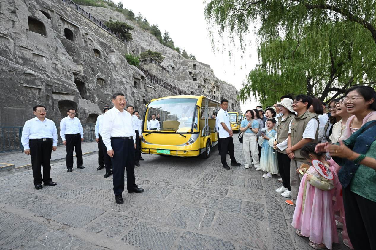 5月19日，習(xí)近平在洛陽龍門石窟考察時(shí)，同游客親切交流。
