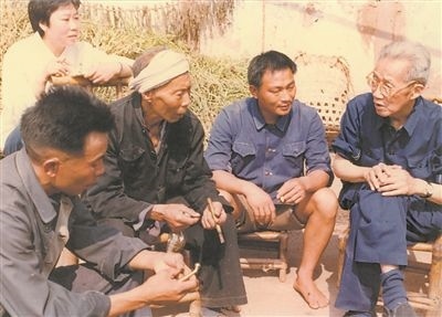 侯光炯（右一）和農(nóng)民在一起親切交流。 西南大學檔案館供圖