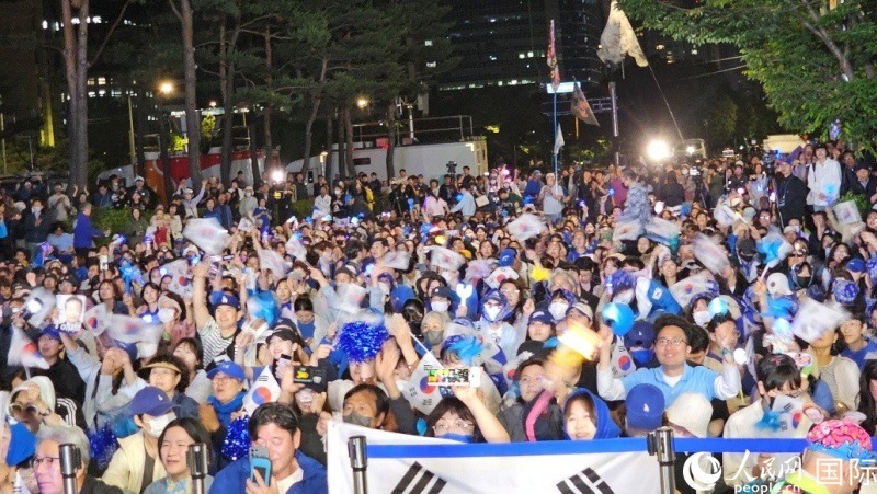 當(dāng)?shù)貢r(shí)間4日凌晨，李在明支持者們聚集在國(guó)會(huì)前等待計(jì)票結(jié)果。人民網(wǎng) 柳美鉉攝